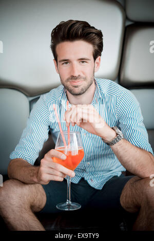 junge hübsche Hipster der moderne Mensch im Sommer im freien Stockfoto