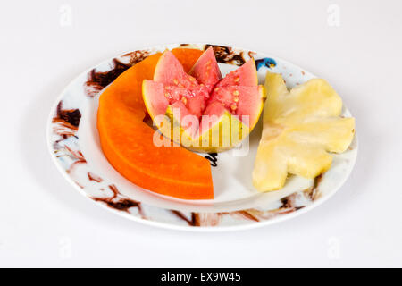 Stück von Papaya, Guaven, Ananas in einer weißen Schale Stockfoto