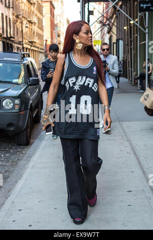 Rihanna trägt eine San Antonio Spurs Trikot während Sie einkaufen mit einem Freund auf SoHo Featuring: Rihanna wo: New York City, New York, USA bei: 8. Mai 2015 Stockfoto