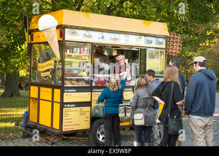 Menschen in der Schlange für Waffeln, bei einem Straßenhändler, Waffeln mit Vielzahl von Belägen im New Yorker Central Park Stockfoto