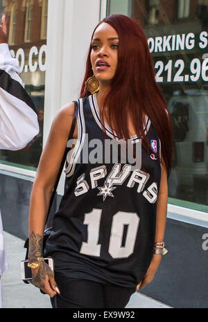 Rihanna trägt eine San Antonio Spurs Trikot während Sie einkaufen mit einem Freund auf SoHo Featuring: Rihanna wo: New York City, New York, USA bei: 8. Mai 2015 Stockfoto