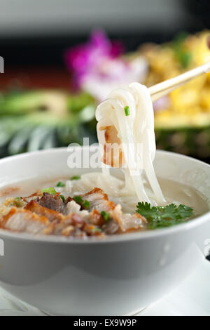 Thai-Suppe mit Schweinefleisch Stockfoto