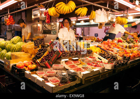 La Boqueria Barcelona - Obststand und standbesitzer, La Boqueria Markt, Las Ramblas, Barcelona Spanien Europa Stockfoto