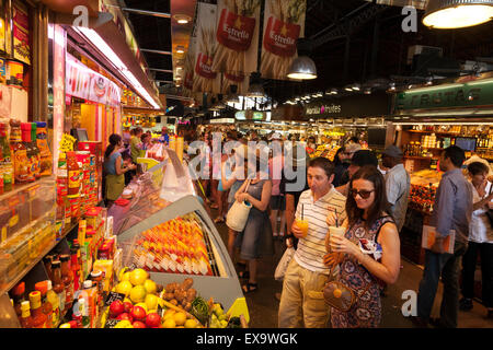 La Boqueria Barcelona - Leute einkaufen bei La Boqueria Markt, Las Ramblas, Barcelona Spanien Europa Stockfoto