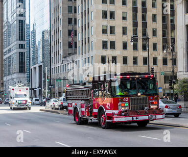 Feuerwehrauto auf Wacker Drive, Chicago, Illinois, USA Stockfoto