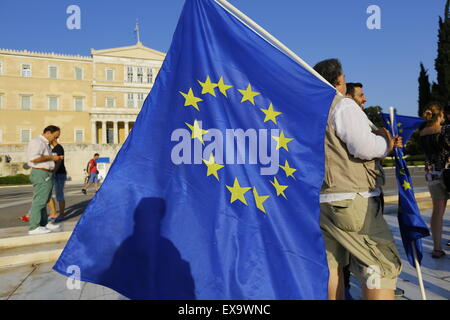 Athen, Griechenland. 9. Juli 2015. Ein Demonstrant trägt eine Europaflagge an pro-europäischen Protest in Athen. Tausende von Griechen protestierten vor dem griechischen Parlament gegen einen möglichen Grexit. Man nennt sie die griechische Regierung um sicherzustellen, dass Griechenland in Europa und in der Eurozone bleiben wird. Stockfoto