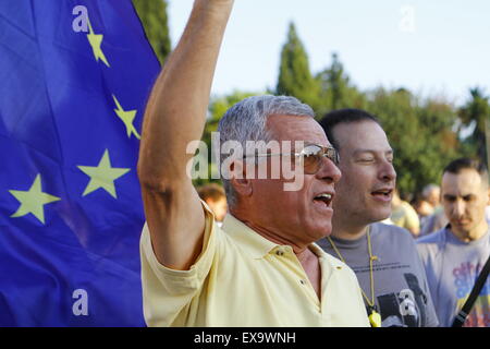 Athen, Griechenland. 9. Juli 2015. Ein Demonstrant ruft Parolen auf die Demonstranten. Tausende von Griechen protestierten vor dem griechischen Parlament gegen einen möglichen Grexit. Man nennt sie die griechische Regierung um sicherzustellen, dass Griechenland in Europa und in der Eurozone bleiben wird. Stockfoto