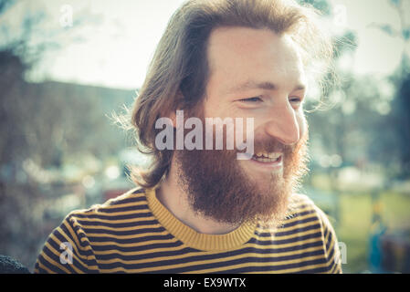 junge bärtige stilvolle hübsche Hipster Mann im freien Stockfoto