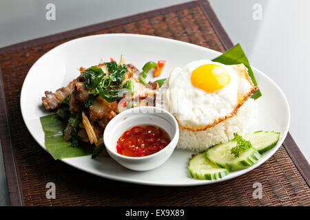 Thai knusprige Schweinefleisch mit Spiegelei Stockfoto