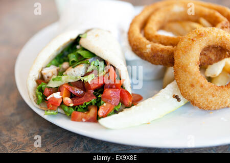 Huhn-Pita mit Zwiebelringen Stockfoto