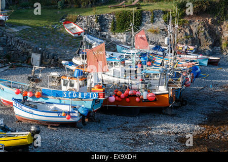Cadgwith Cove in Cornwall hat Angelboote/Fischerboote am Strand bei Flut aufgestellt. Stockfoto