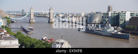 Blick auf die Tower Bridge und HMS Belfast festgemacht an der Themse im Londoner Pool Stockfoto