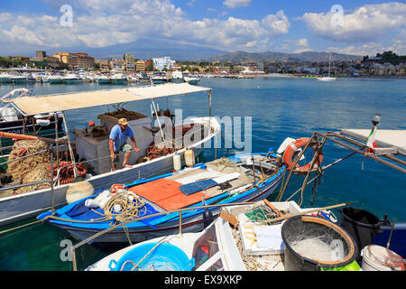 Fischer im Hafen von Giardini Naxos, Messina, Sizilien mit dem Ätna im Hintergrund Stockfoto