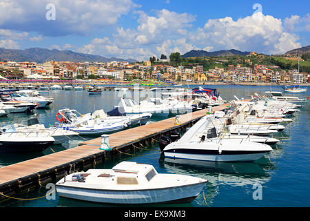 Giardini Naxos Bucht mit Blick auf Kap Taormina Berge, Sizilien, Italien Stockfoto