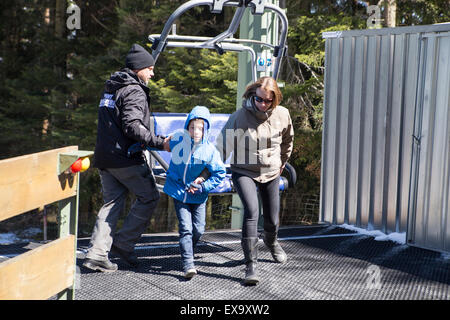 Mutter und Kind erhalten helfen, ein Skilift Stuhl steigen Stockfoto