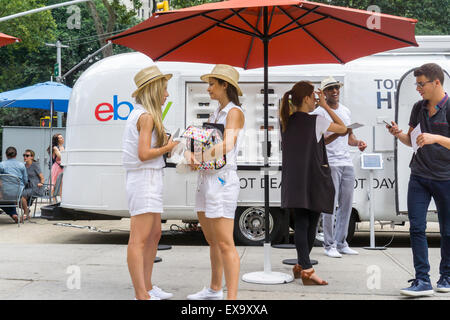 Arbeiter für eBay, bereiten iPads bereit, Daten von Verbrauchern auf ihre "Hot Deals für heiße Tage"-Förderung im Flatiron Plaza in New York auf Dienstag, 7. Juli 2015 zu sammeln. Die branding Förderung ermöglicht es Verbrauchern, Sonnenbrille mit Rabatt entsprechend der hohen Temperatur des Tages zu kaufen. Die heutige 83 F Temperatur gab Käufer 83 Prozent Rabatt auf ihren Einkauf. (© Richard B. Levine) Stockfoto