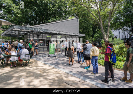 Massen von Burger-Liebhaber am Shake Shack im Madison Square Park in New York am Dienstag, 7. Juli 2015. Aktien der Shake Shack gestürzt, wie ein Bericht von Morgan Stanley Analysten die Aktie als zu teuer herabgestuft. (© Richard B. Levine) Stockfoto