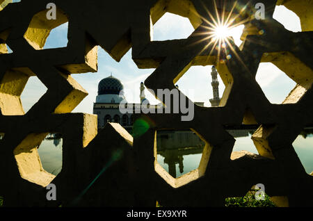 Sunray mit der Stadt Kota Kinabalu Moschee in Sabah. Es ist die zweite große Moschee in Kota Kinabalu, Sabah, Malaysia, nach State Mosque in Sembulan. Stockfoto