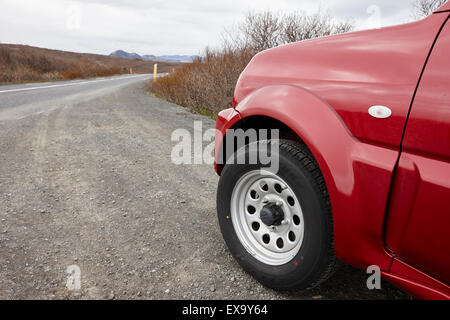 Rad des kleinen 4 x 4 Fahrzeug fahren auf Schotterstraße auf Main Road Reykjavik Island Stockfoto