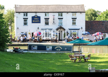 Pub am Grand Union Canal in der Nähe von langen Itchington in Warwickshire. Die beiden Boote Inn Stockfoto