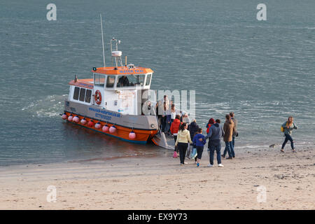 Passagiere aussteigen ein Wasser taxi oder Fähre nach der Überquerung des Flusses Camel von Padstow bis Rock. Stockfoto