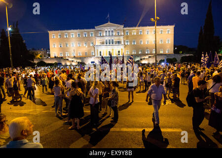 Athen, Griechenland. 9. Juli 2015. Menschen sind vor dem Parlament versammelt gesehen. Während die griechische Regierung Verhandlungen mit ihren Gläubigern mit dem Grexit Szenario noch sichtbar ist, zeigen Menschen zugunsten Griechenlands europäische Zukunft. Bildnachweis: Kostas Pikoulas/Pacific Press/Alamy Live-Nachrichten Stockfoto