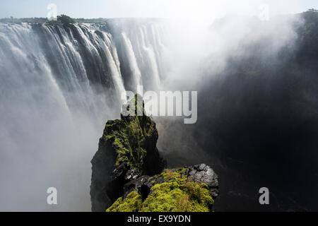 Afrika, Simbabwe, Victoria Falls National Park, Sambesi Flusses, wie es fließt über Victoria Falls