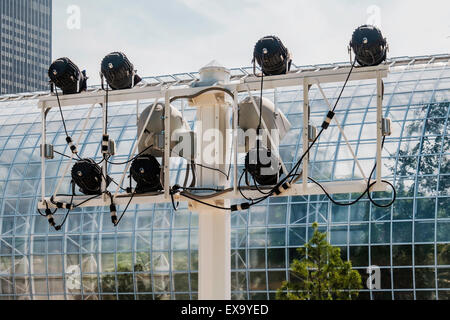 Eine Reihe von Strahlern an einer stabilen Pol und Rahmen, soll Leuchten Crystal Bridge, einem tropischen Wintergarten in Oklahoma City, USA Stockfoto