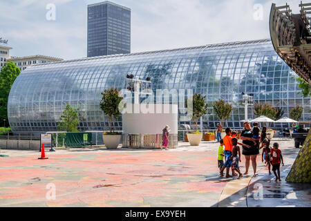 Eine Familie steht vor dem Thunder Garden, einem Kindersprühpark, in der Nähe der Crystal Bridge, einem tropischen Wintergarten in Oklahoma City, Oklahoma, USA Stockfoto