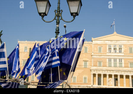 Athen, Griechenland. 9. Juli 2015. Ein Kiosk, der Flaggen verkauft, wird vor dem griechischen Parlament gesehen. Griechische Bürger versammeln sich in Syntagma-Platz unter dem Motto "wir in Europa bleiben" in der Reihenfolge auf Nachfrage von der griechischen Regierung, eine Einigung mit den Gläubigern zu akzeptieren und einen möglichen Grexit zu vermeiden. Bildnachweis: George Panagakis/Pacific Press/Alamy Live-Nachrichten Stockfoto