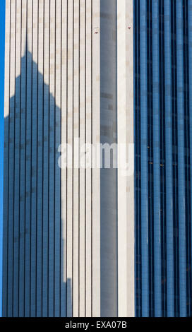 Aon Center Wolkenkratzer mit Schatten der beiden Prudential Plaza Gebäude, Chicgo, Illinois, USA Stockfoto