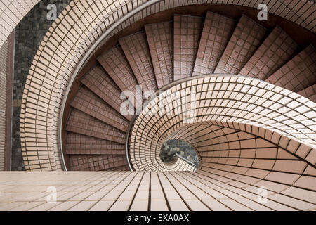 China, Hong Kong, erhöhte Ansicht der Wendeltreppe im Hong Kong Kunstmuseum auf Kowloon Halbinsel im Stadtteil Tsim Sha Tsui Stockfoto