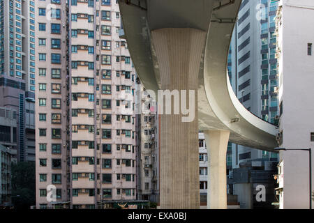 China, Hong Kong, Autobahn-Überführung und umliegenden high-Rise Wohnung Türme in Kennedy Town District auf Winternachmittag Stockfoto