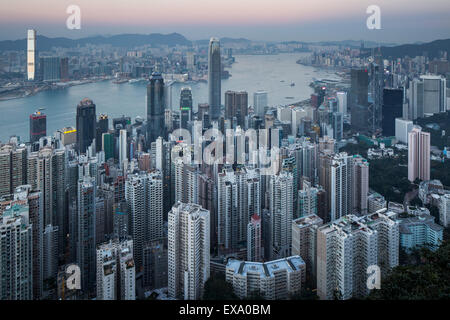 China, Hong Kong, Aussicht von hoch aufragenden Wolkenkratzer in der Skyline der Stadt vom Aussichtspunkt auf dem Victoria Peak bei Sonnenuntergang am Winterabend Stockfoto