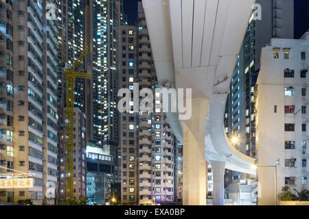 China, Hong Kong, Autobahn-Überführung und umliegenden high-Rise Wohnung Türme in Kennedy Town District in Winternacht Stockfoto