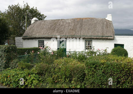Vorderansicht der Tür und Fenster zu Stein weiß-gewaschen und strohgedeckten Bauernhof Cottage im ländlichen Irland in St. John's Point, Dunkineely, Co Donegal, Irland Stockfoto