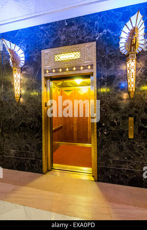 Aufzugstür, Lobby, The One North LaSalle Gebäude oder ein LaSalle Street Building, Chicago, Illinois, USA Stockfoto