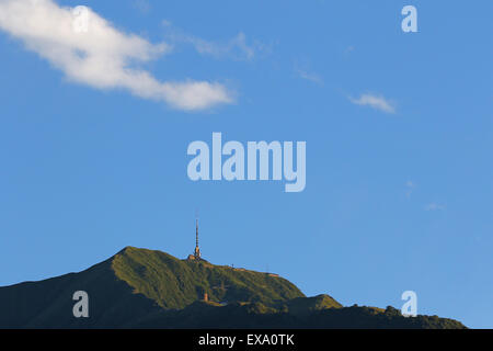 Sendeturm und Antennen auf einem Berggipfel Stockfoto