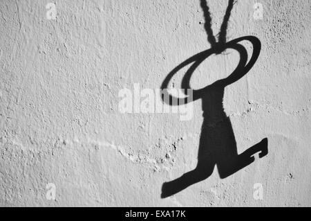 Zwei sehr alte Skelett Schlüssel hängen nach unten Stockfoto