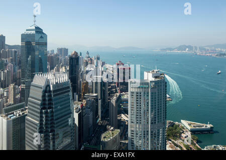 China, Hong Kong, Türmen Wolkenkratzer im Finanzdistrikt betrachtet von 55. Stock des IFC2 Gebäude mit Blick auf Hong Kong Harbo Stockfoto