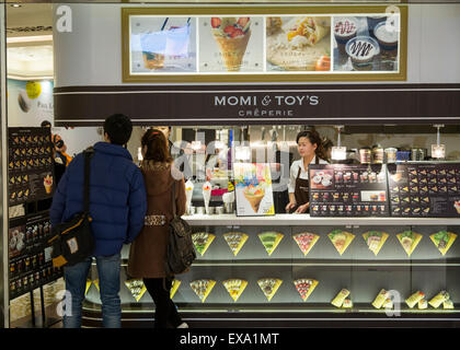 China, Shanghai, Kunden stehen vor Momi & Spielzeug Crepe-Restaurant in der IFC Mall im Stadtteil Pudong Stockfoto