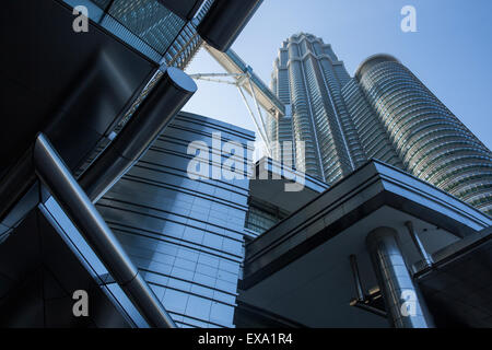 Malaysia, Kuala Lumpur, niedrigen Winkel Ansicht von Basis der 88 Geschichte hohen Petronas Towers Wolkenkratzer Stockfoto