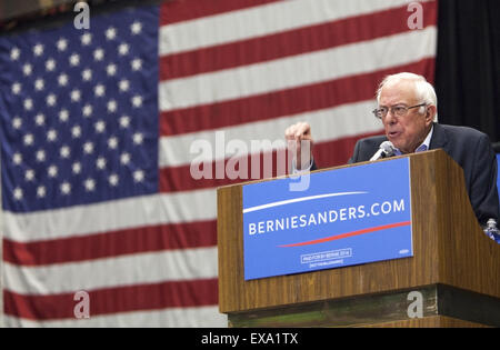 MADISON, WI/USA - 1. Juli 2015: Senator Bernie Sanders spricht zu einer Masse von mehr als 10.000 während einer Kundgebung der Kampagne in Madison, Wisconsin, am 1. Juli 2015. Stockfoto