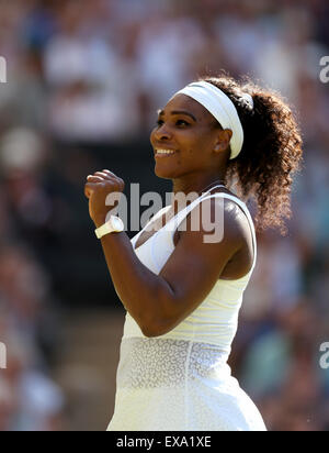 London, UK. 9. Juli 2015. Serena Williams aus den USA feiert seinen Sieg, nachdem die Frauen Halbfinale Spiel gegen Maria Sharapova Russlands bei der 2015 Wimbledon Championships in Wimbledon, Südwesten London, England am 9. Juli 2015. Serena Williams gewann 2: 0. Bildnachweis: Han Yan/Xinhua/Alamy Live-Nachrichten Stockfoto