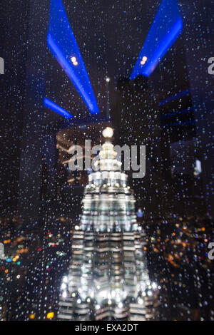 Asien, Malaysia, Kuala Lumpur, Blick durch regennasse Fenster der 86. Etage Observation Deck der Petronas Towers auf stürmischen Unikat Stockfoto