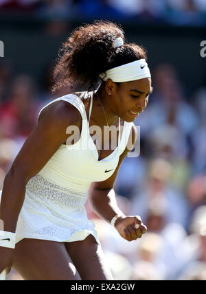 London, UK. 9. Juli 2015. Serena Williams aus den USA feiert scoring während der Frauen Halbfinale gegen Maria Sharapova Russlands am 2015 Wimbledon Championships in Wimbledon, Südwesten London, England am 9. Juli 2015. Serena Williams gewann 2: 0. Bildnachweis: Han Yan/Xinhua/Alamy Live-Nachrichten Stockfoto