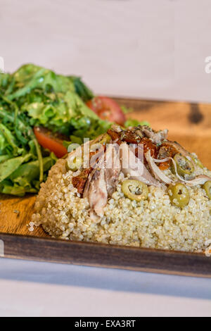 Ente Salat mit Paprika und Oliven Stockfoto