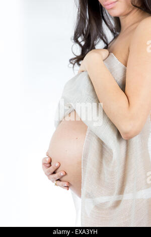 die süßen Erwartung einer schwangeren auf weißem Hintergrund Stockfoto