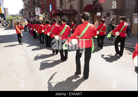 Parade zur Feier des Vesak 2556th Buddhas Geburtstag marschiert durch Chinatown in Manhattan, 2012. Stockfoto