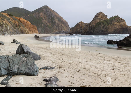 Familien entspannen und genießen einen Tag an einem schönen Strand in Big Sur, Kalifornien Stockfoto